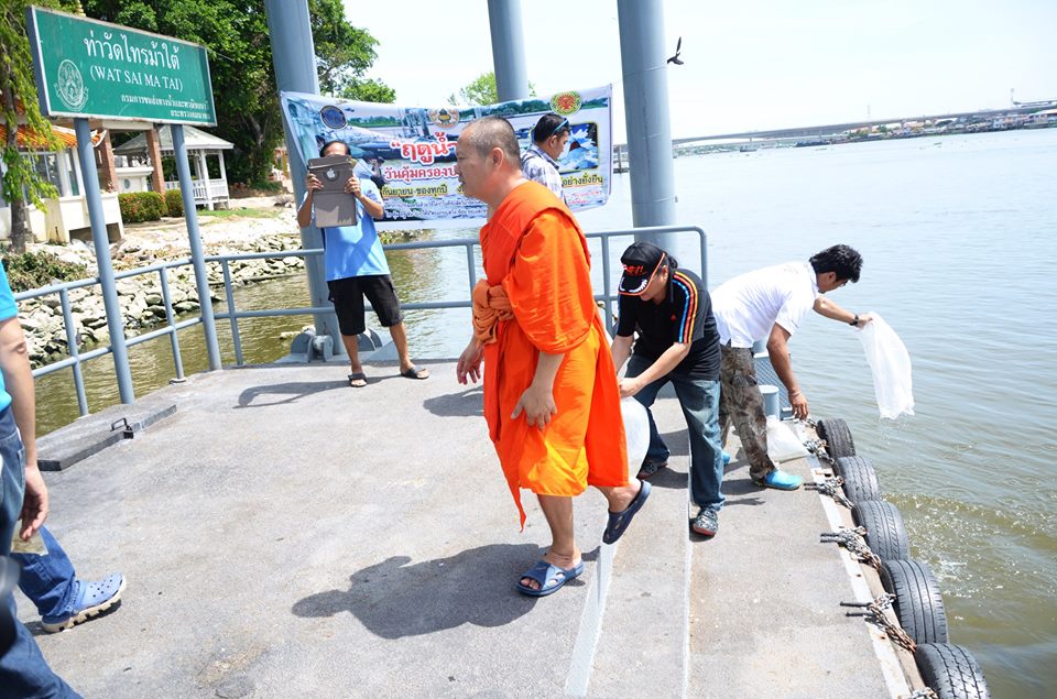 กราบมนัสการ พระคุณเจ้าที่เป้นพระประธานงานกิจกรรมนี้ครับ :prost: