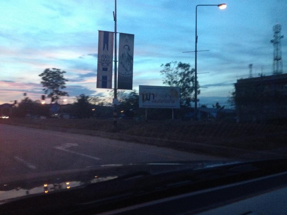   ฟ้าสางแล้วถ่ายบรรยากาศรอบๆ