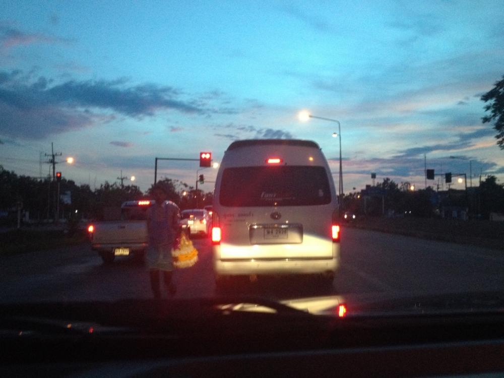   ตามแยกไฟแดงเจอทีมงานพี่เค้าตลอดเลยครับเลยอุดหนุนไป 1 พวง