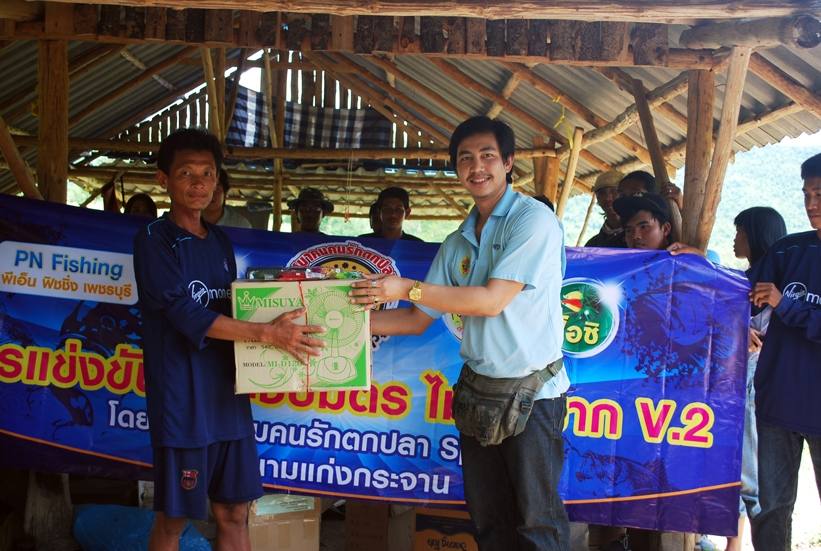 รางวัลปลาแปลกอีกรางวัลคับ น้าจากทีม ฟิชชิ่งค่เฟ่ ได้ปลากดตัวสวย
รับรางวัลไปเช่นกันคับ :cheer: :chee