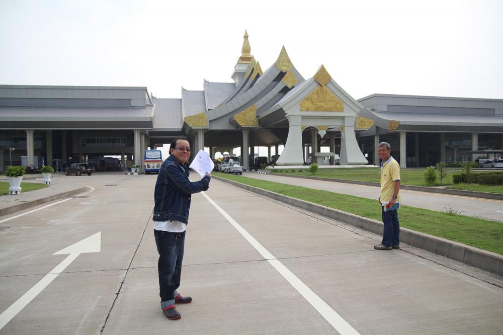 ผมกับน้าดั๋ย พาสปอร์ตหมดอายุ เลยต้องทำใบผ่านแดนชั่วคราว ไวกว่าใช้พาสปอร์ตอีก แค่ยื่นบัตรประชาชนใบเดี