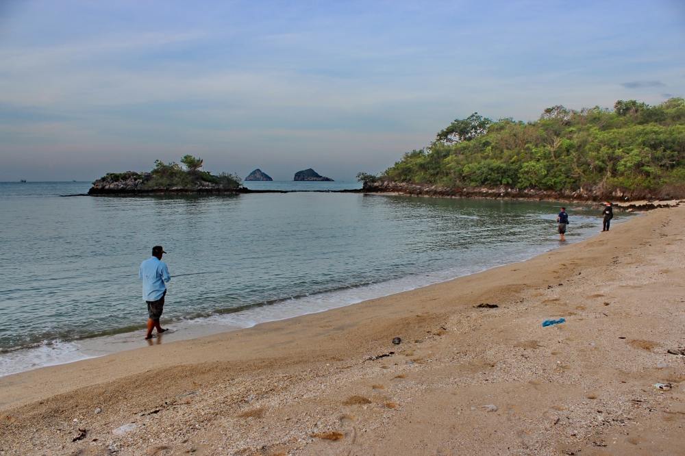  [b]เมื่อพร้อมกันแล้ว...ก็เริ่มหวดกัน ตั่งแต่บนชายหาดเลย ครับ.....เพราะมีแนวหินใต้น้ำประปราย ...ซึ่ง