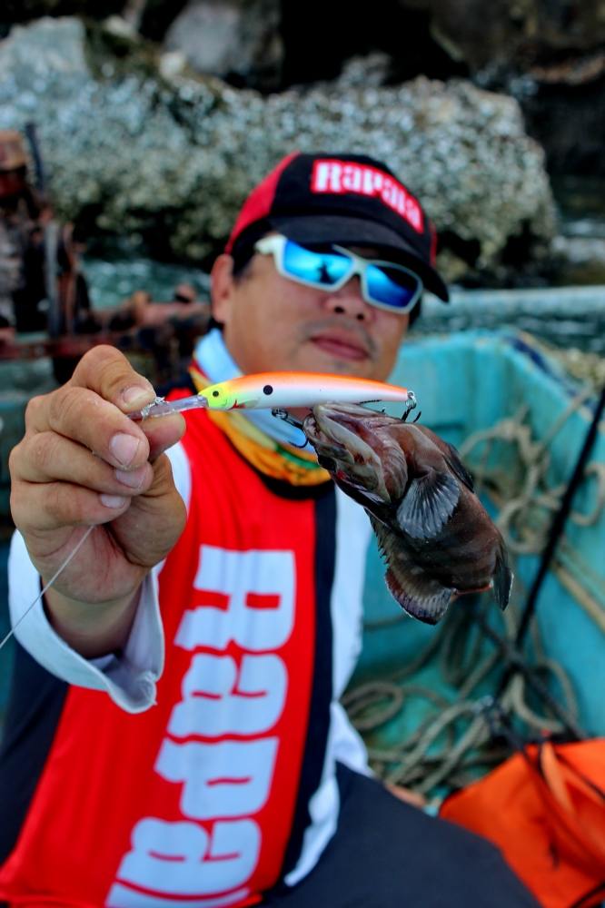   [b]น้าบี..ใช้ Rapala Max Rap Fat Minnow.9  .เลยจัดป๊อดมาหนึ่ง หน่วย ครับ [/b]   :umh: :umh: :umh: 