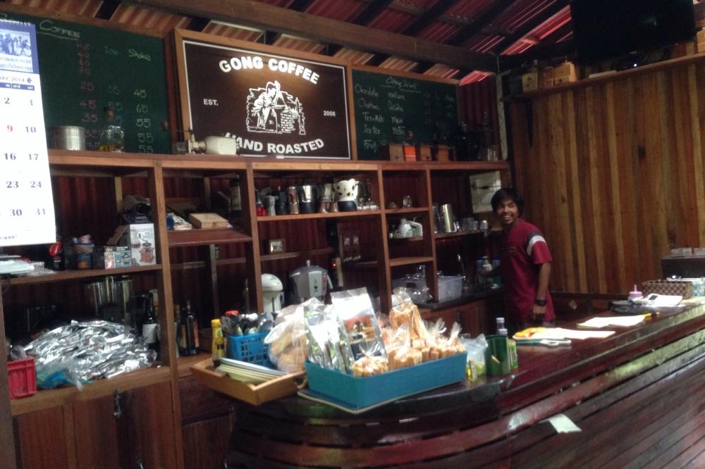 ผบ บอกหิวแระ แวะร้านกาแฟหน่อย. ก้อง วันเล่ คอฟฟี่ ทางผ่านพอดี 
ลุงแอ๊ดขุดแห้วอีกแระ รอบเช้าครับ รอบ