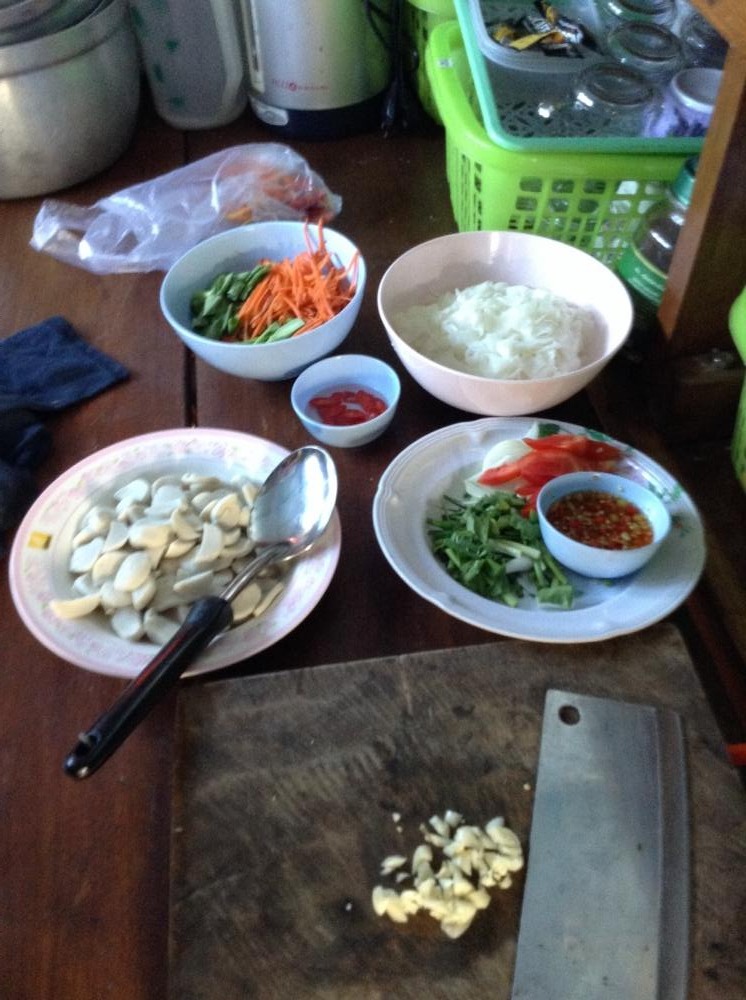 มาเรือ ลำนี้ ทีไรต้องทำตัวให้หิวก่อนทุกที เรือไม่ทันออกก็เตรียมเครื่องครัวซะแล้ว