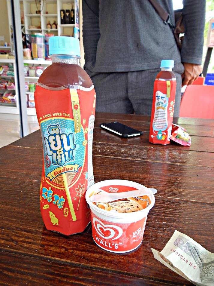 
 [center]กินอะไรเย็นๆ เพื่อดับร้อน    :umh: :umh: :umh: :umh:[/center]

