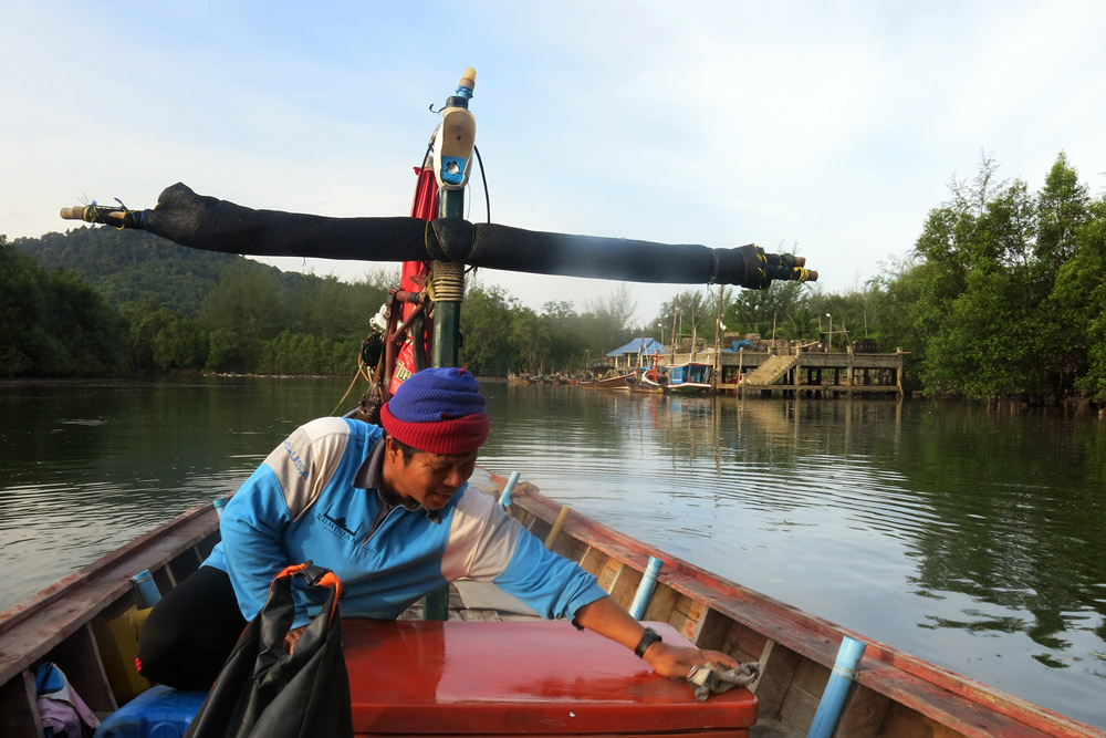 



ที่ปลายสะพาน เรือหัวโทง ลำเบิ้ม  ลำเดิมทอดสมอ ลอยลำรออยู่

เสียงร้องทักทายจากบังหมานขาวดัง