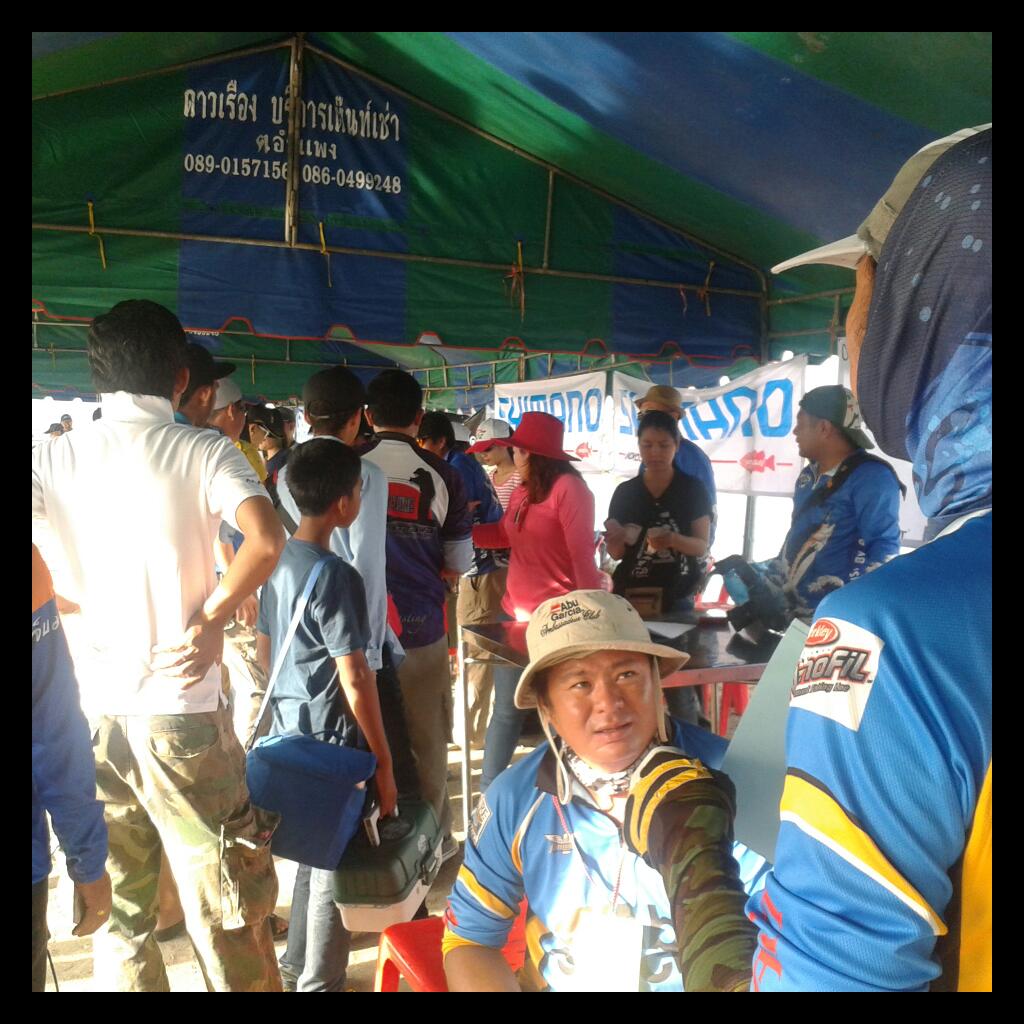 กำลังต่อแถวลงทะเบียน