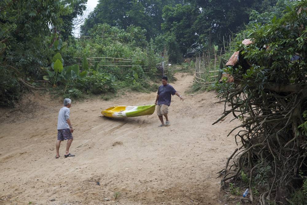 ช่วงเช้าหลังจากทำธุระส่วนตัวกันแล้วก็ช่วยกันเอาเรือลง และจัดเตรียมสัมภาระ อาหารเครื่องดื่มที่จำเป็นใ