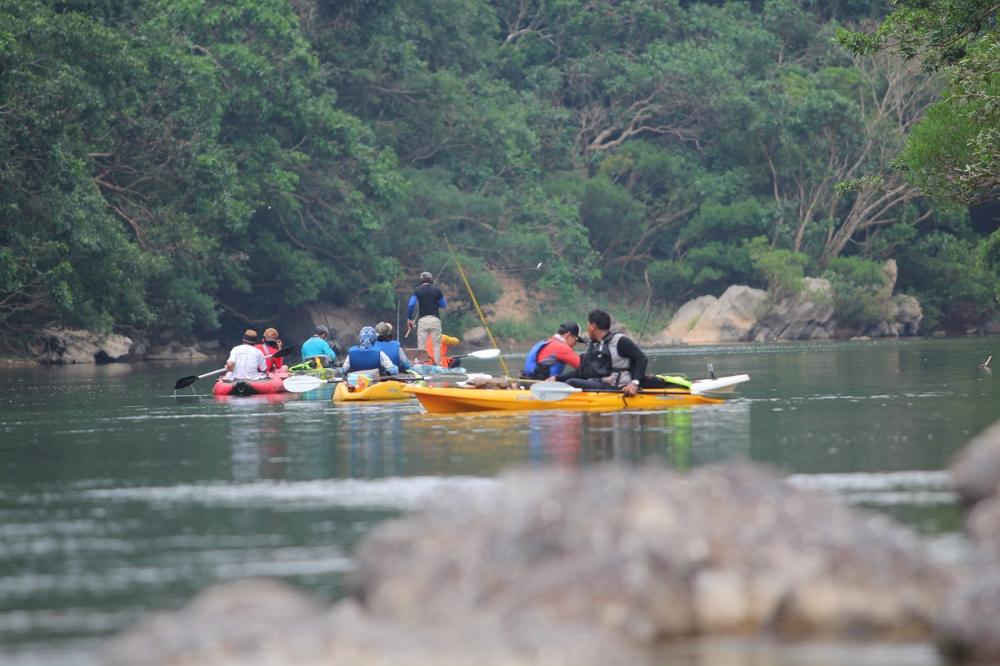 วันนี้โปรแกรมของเราคือการล่องเรือตกปลาไหลไปกับลำน้ำเซบั้งไฟเป็นระยะทางประมาณ 9 กิโลเมตร โดยประมาณนะค