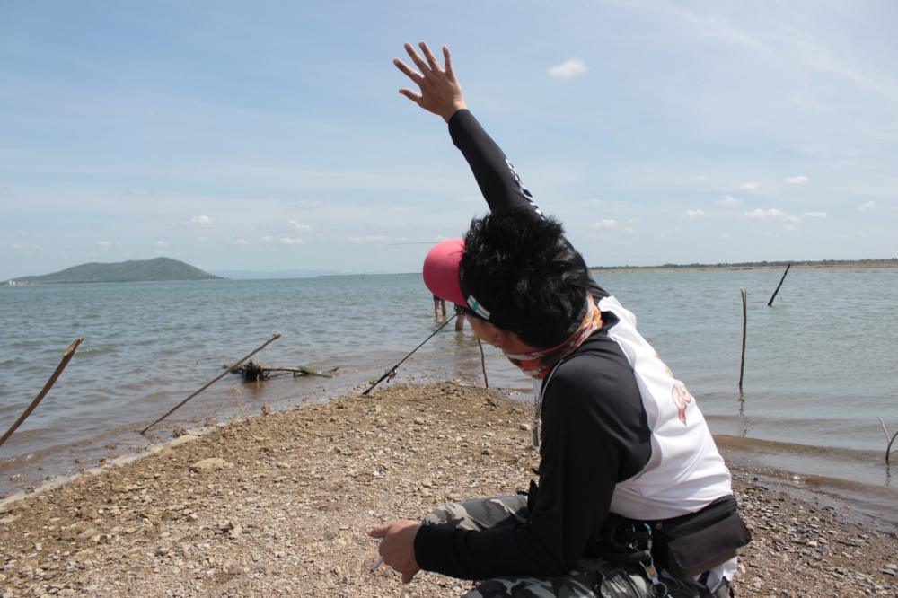 อีกแล้วครับ.................ท่านี้ผมไม่หวงครับ.........แตะขอบฟ้าครับ........... :laughing: :laughing