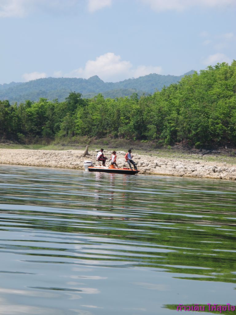 นั่งเรือไป เห็นเพื่อนๆ นักตกปลา มาหมายเดียวกะเราเลย ท่าทางมุ่งมั่น :cheer: :cheer: