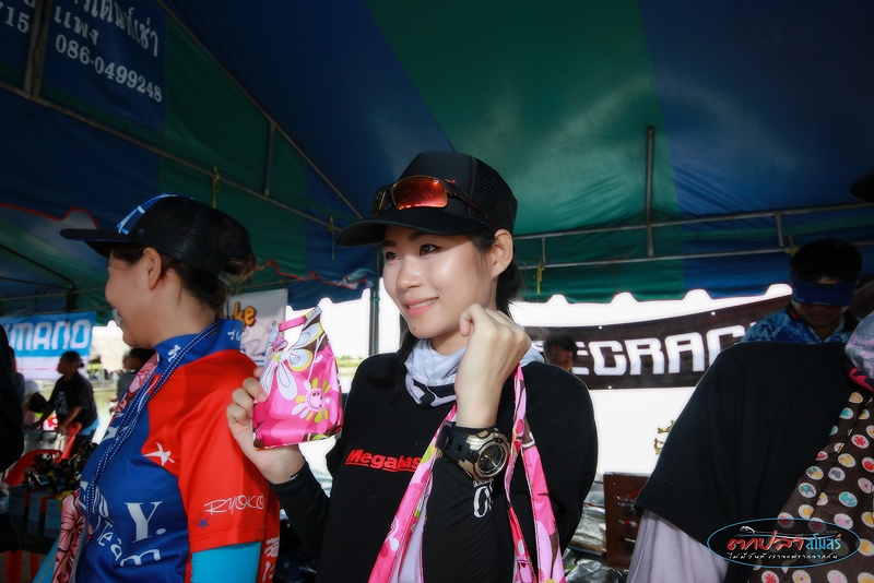 พักเที่ยงมีของรางวัลแจกให้กับสาวๆทุกคนเลยครับ  :cheer: :cheer: :cheer: :cheer: :cheer: