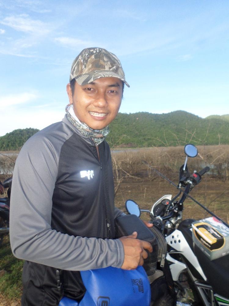 จอดรถปั๊ป.....พี่รักษ์บอก ขอหล่อๆซักรูปซิ.....อ้าวได้ๆ จัดไป :cool: :cool: :cool: :cool: