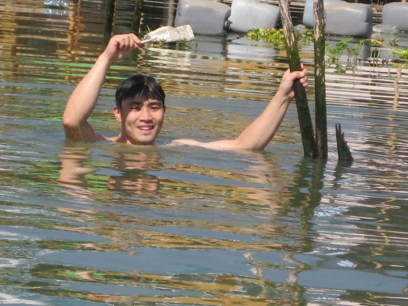 
[center]  :laughing: :laughing:[b]ร้อนมากนัก  ลงน้ำซะหน่อยก็เย็นดีนะ [/b] :laughing: :laughing:[/