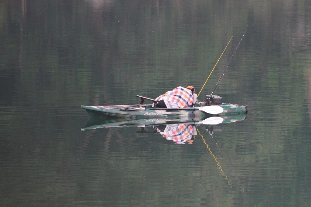 น้าดั๋ยยังคงหลับใหลอย่างสบายอยู่บนเรือ ท่าทางคงกลัวเรือจะหาย เลยนอนเฝ้าเรือทั้งคืน  :laughing: :laug