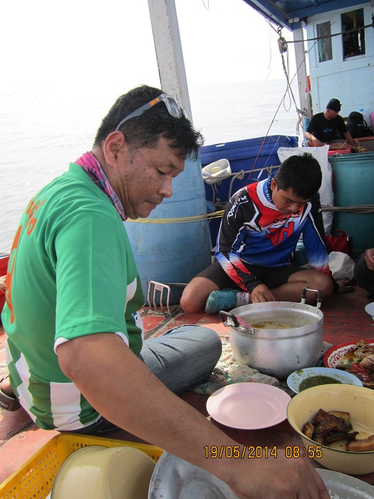 พี่ใหญ่ของทีมก็เติมพลัง(เมื่อคืนตกทั้งคืนครับคนนี้แข็งสุดๆ...555...) :laughing: :laughing: :laughing