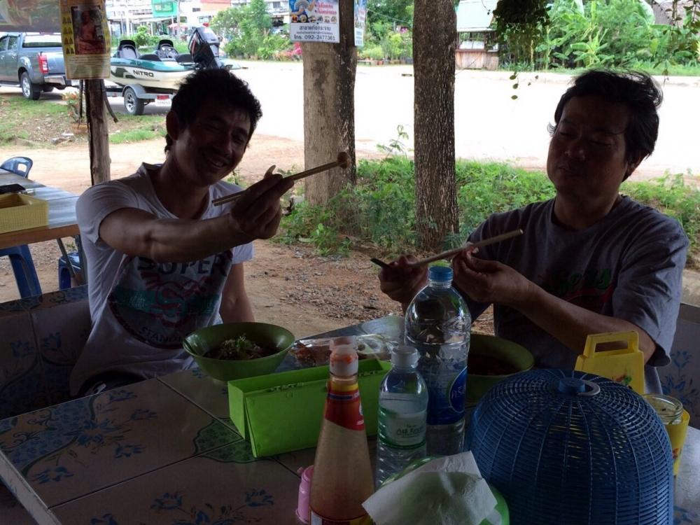 ขอลากันด้วยภาพนี้แระกันคับ  เสี่ยวีก๋วยเตี๋ยวไก่ต้มยำดอนเจดีย์ สี่แยกพระนั่งเกล้า  น้าๆผ่านไปผ่านมาแ