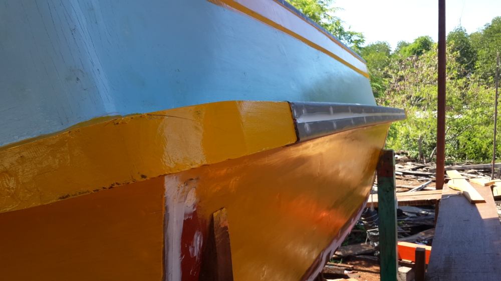 ท้ายเรือคับ สีตัดขอบที่เห็นเป็นสีรองพื้นนะคับ ใช้สีเหลืองเข้มเพื่อรองพื้นก่อนทาสีจริง เรื่องนี้เป็นป