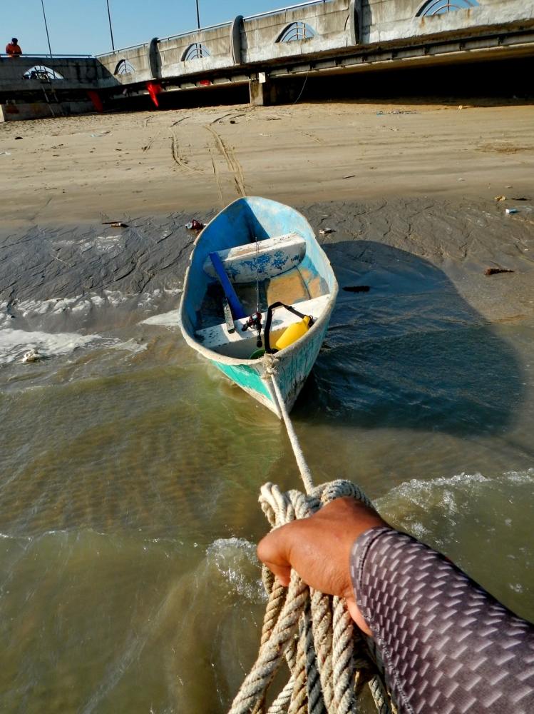              ... [b]แม้ไม่มีเรือ รับ-ส่ง  แต่ก็ยังโชคดี ที่มีเรือพายเก่าๆ   ที่ยังพอหาหยิบยืมได้ บ้า