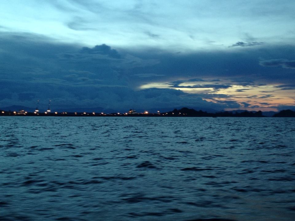 ไต๋บอกมาเเวะหาหมึก หน้าท่าเทียบเรือ โรงงานเหล็ก บางสะพาน