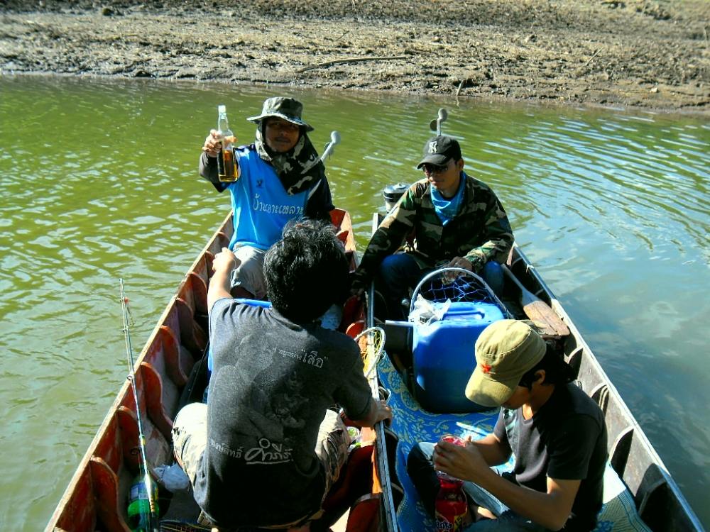 เทียบเรือเสร็จ ก็มิรอช้า ทั้งรินใส่จอก ทั้ง รินใส่ขวดเพื่อพกพา สงสัยจักกระหายอย่างแรง :laughing: :la