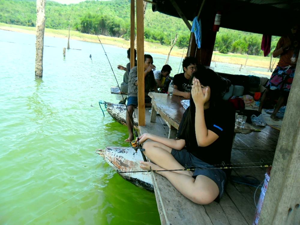 เมื่ออิ่มหมี พีมัน ก็มาย่อยอาหารหน้าฐานทัพ :love: :love: :love: :love:

อ้าว ลูกสาวขี้อาย มิยอมเปิ