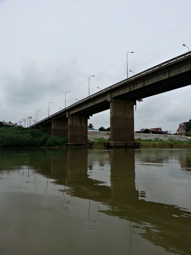 

 [center]บางจังหวะอัดปลาโน้มตัวจนหลังพิงตอหม้อเลย พีทบอกลุงคนนี้เขาเพิ่งหัดตกปลา แกลงทุกวัน[/cen