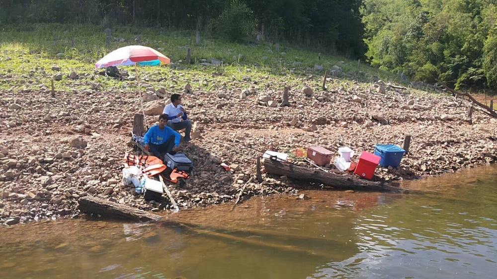 เรือพังติดเกาะ รอเรือหางยาวมารับ สัมภาระเยอะเกิ้น555