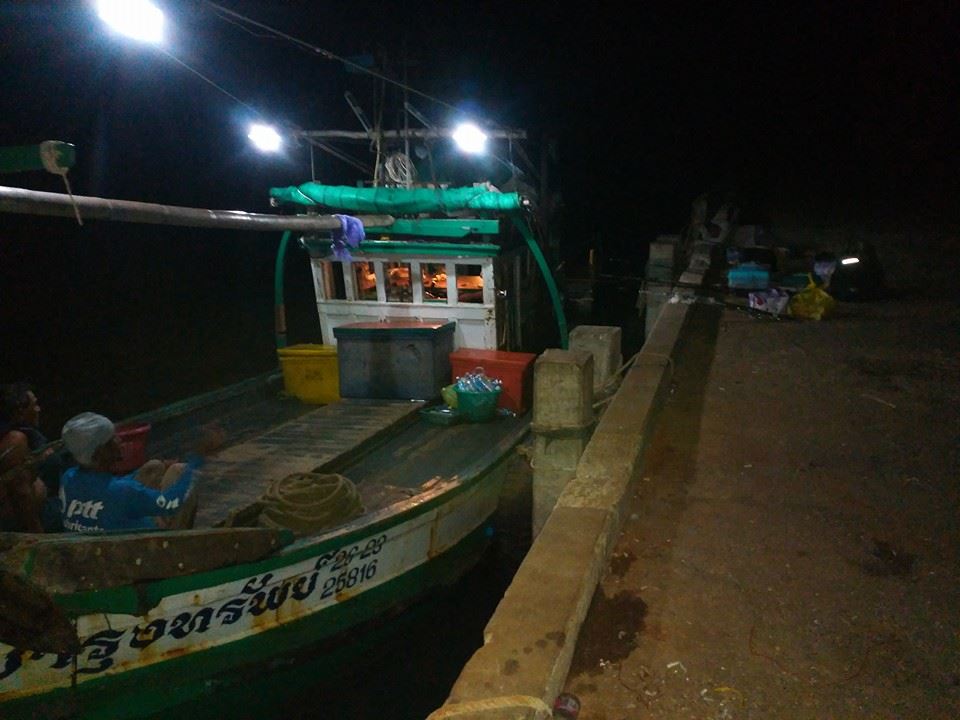 ถึงท่าเรือตอน2ทุ่ม แบ่งปลากันเสร็จก็แยกย้ายบ้านใครบ้านมัน   ทริปหน้ามารวมตัวกันใหม่ :cheer: :cheer: