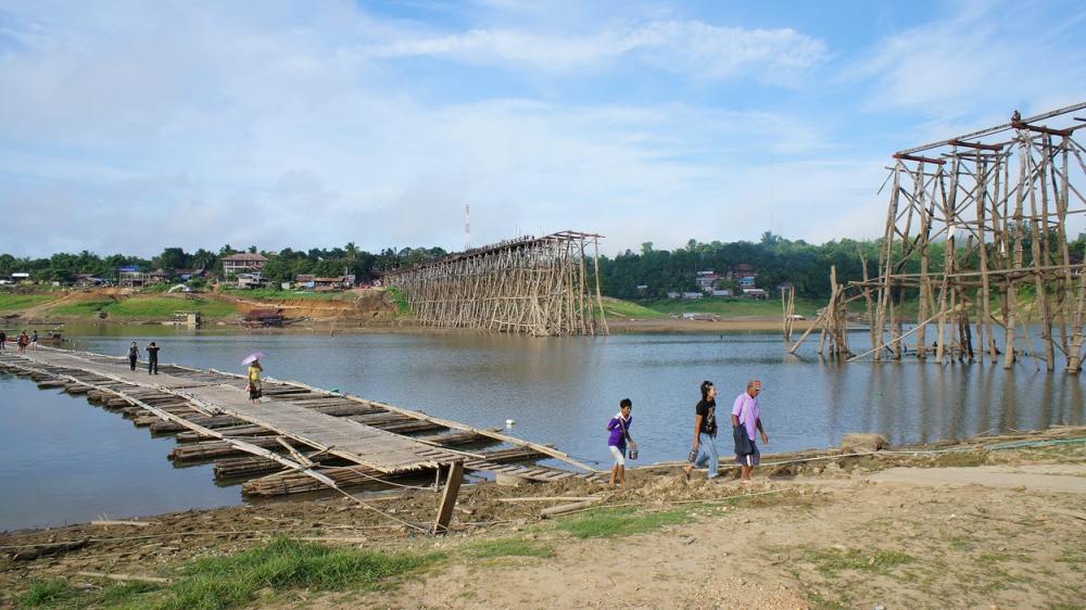 ภาพของสะพานมอญปัจจุบันที่พังลงมาเพราะน้ำป่าตั้งแต่กรกฏาคมปีที่แล้ว อยากไปเก็บภาพสวยๆแต่เสียดายที่ยัง