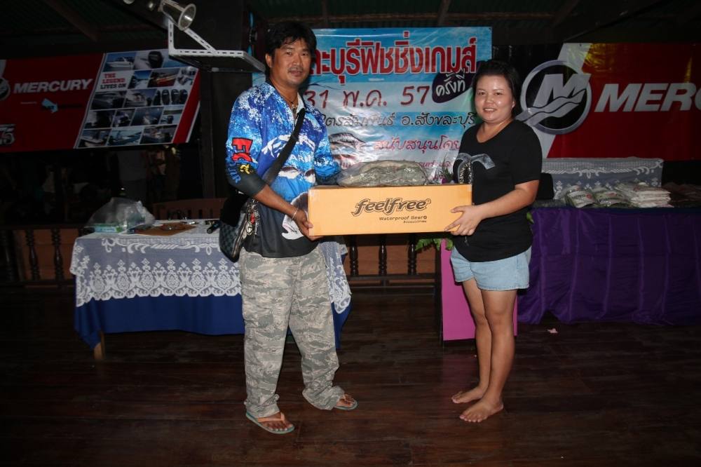 คุณนุ่นและคุณโอ๊ตตัวแทนจากฟีลฟรีร่วมรายการแจกของรางวัลในงานครั้งนี้ด้วยครับ  :cheer: