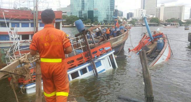 ด่วน เรือบรรทุกน้ำมันดีเซลล่มกลางแม่น้ำเจ้าพระยา