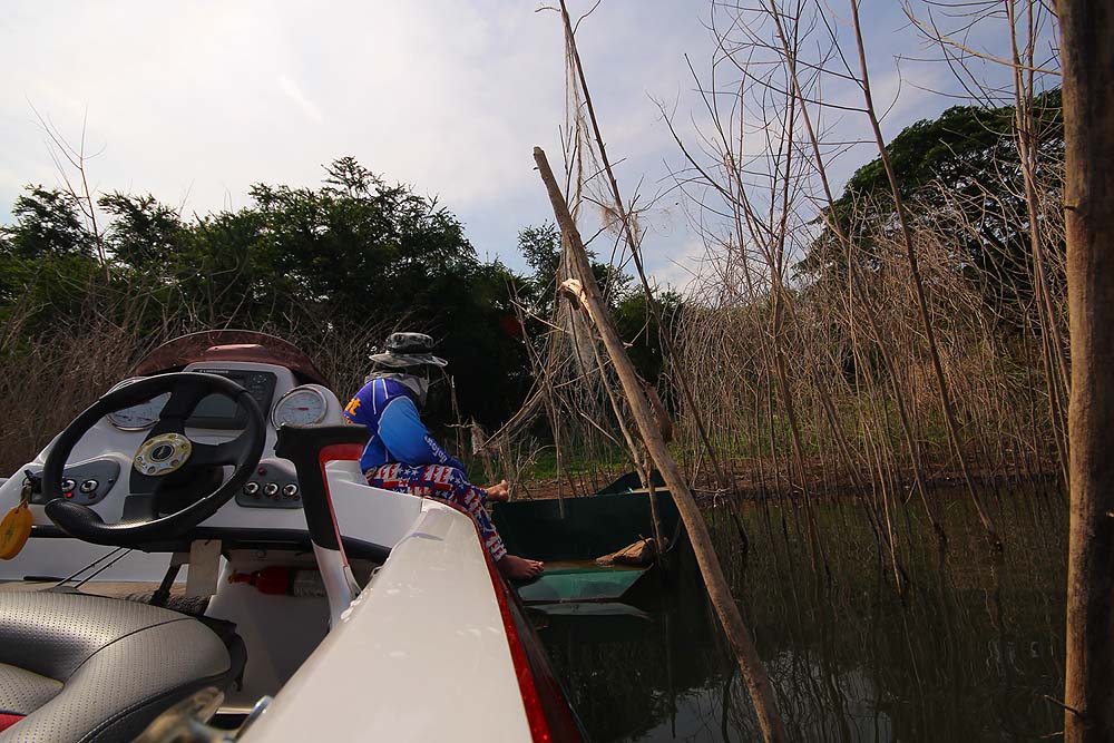 มีเรือหางยาวของชาวบ้านจอดอยู่สองลำ เราจึงใช้เป็นสะพานเดินข้ามแบบไม่ต้องขาเปียก