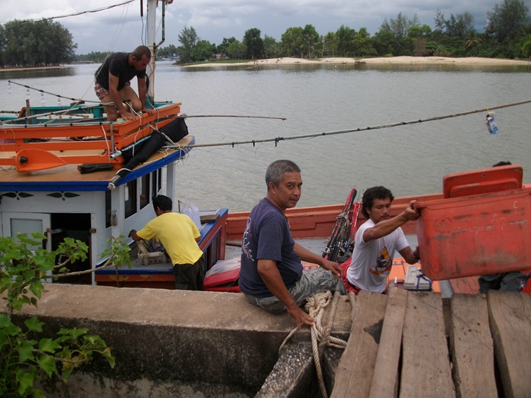 ขนของลงเรือกันเลยครับ