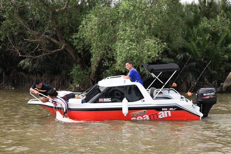  เรานำเรือเล็กของ Suzuki ออกไปนำเจ้ากระเบนขึ้นมาในแนวดิ่ง เพื่อที่จะให้ปลาบอบช้ำน้อยที่สุด :grin: