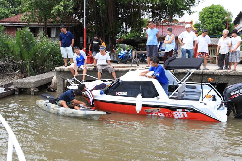 เรานำปลามาอยู่ริมตลิ่งและแจ้งไปที่ศูนย์วิจับทันทีครับ