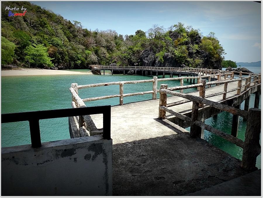  [b]เดินตรงตามสะพาน คอ-นก-รีต หายไปใน มุมเขาหิน คละป่าสีเขียว .... เป็นที่ตั้งของ ที่ทำการอุทยานเกาะ