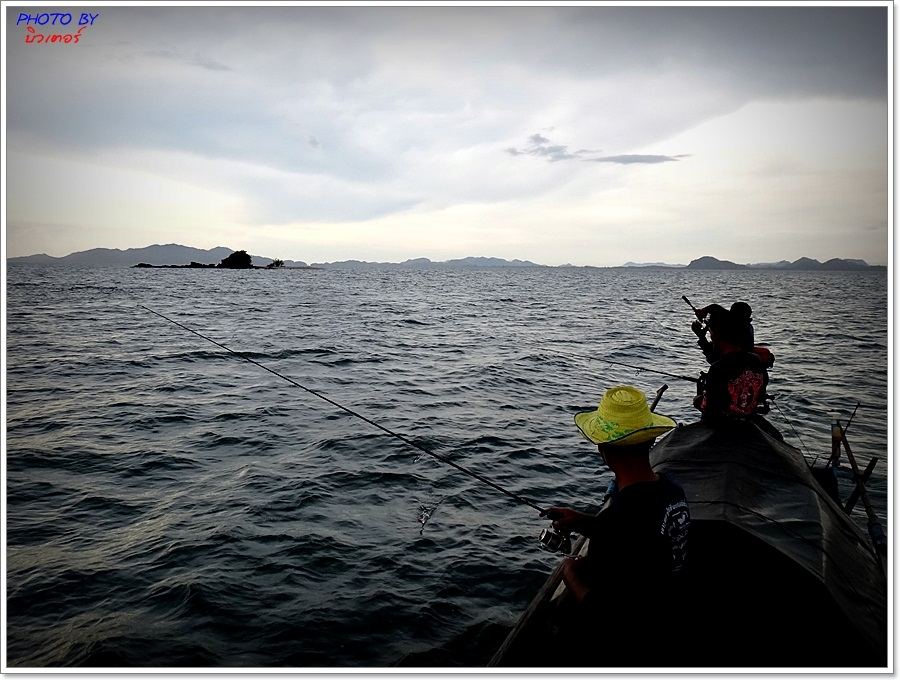 
 [b]ฝั่งด้านเกาะตะรุเตา ท้องฟ้ายังพอ-เปิดไฟ- บ้าง

ไต๋บิล ตามตีฝูงกระมง ที่ไล่กวด เหยื่อพวกเรา !