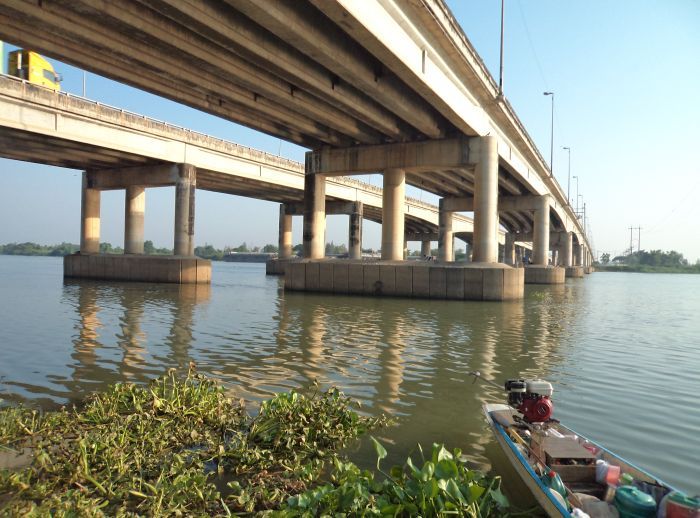 สะพานข้ามแม่น้ำเจ้าพระยาอำเภอสามโคก ลุงแดงมารอรับเหมือนเดิมครับ