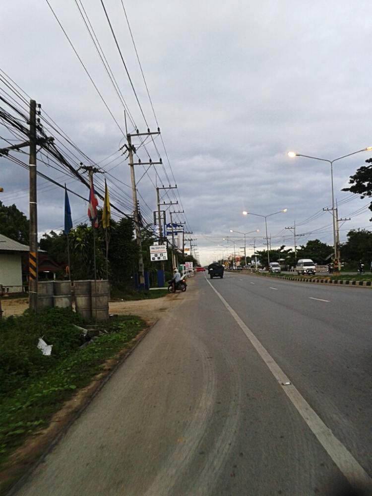 ฝนรออยู่ข้างหน้า  แต่นักตกปลาอย่างเราอย่ากลัวครับ   ศาลาริมทาง  กระต๊อบข้างนา  มีให้หลบเพียบ   :laug