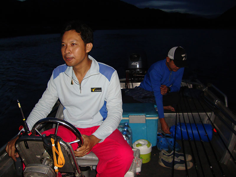 [b][center] :blush: ส่วนผมอะลงเรือลำนี้ครับ ลำพังผมเองอะไม่มีเรือแต่เกาะพี่ชายคนนี้ตลอด พี่ต่ายพี่ชา