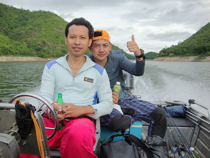[b][center] :grin: ตื่นเช้ามารีบเก็บของแล้วรีบออกหาปลากัน พี่ชายผม 2 คนนี้หน้าตาระรื่นกันเลยทีเดียว 