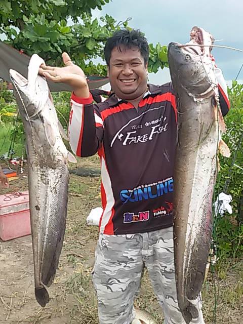 ลุยกลางทุ่ง..เพื่อ..มุ่งสู่ฝัน by Fake Fish Team ทีม (ปลา-หลอก-ลวง)