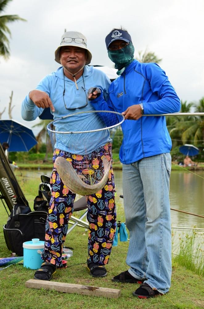 น้ามด มาช้อนปลาให้ พร้อมกับเป็นพยานว่า "ตัวนี้เข้าปาก(จริงๆนะ)" :grin: