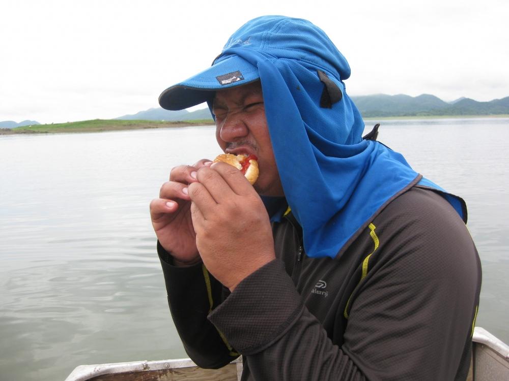 หลังจากที่กินข้าวเรียบร้อยแล้วก็ออกตกปลากันต่อปลายังไม่กินพี่ป้อมเรากินกันก่อนดีกว้า  วันนี้แกเอาหมา