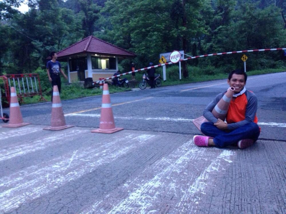 นั่งรอ พี่ รปภ เขาเปิดประตูให้เข้า เลยถ่ายรุปเล่นซะหน่อย