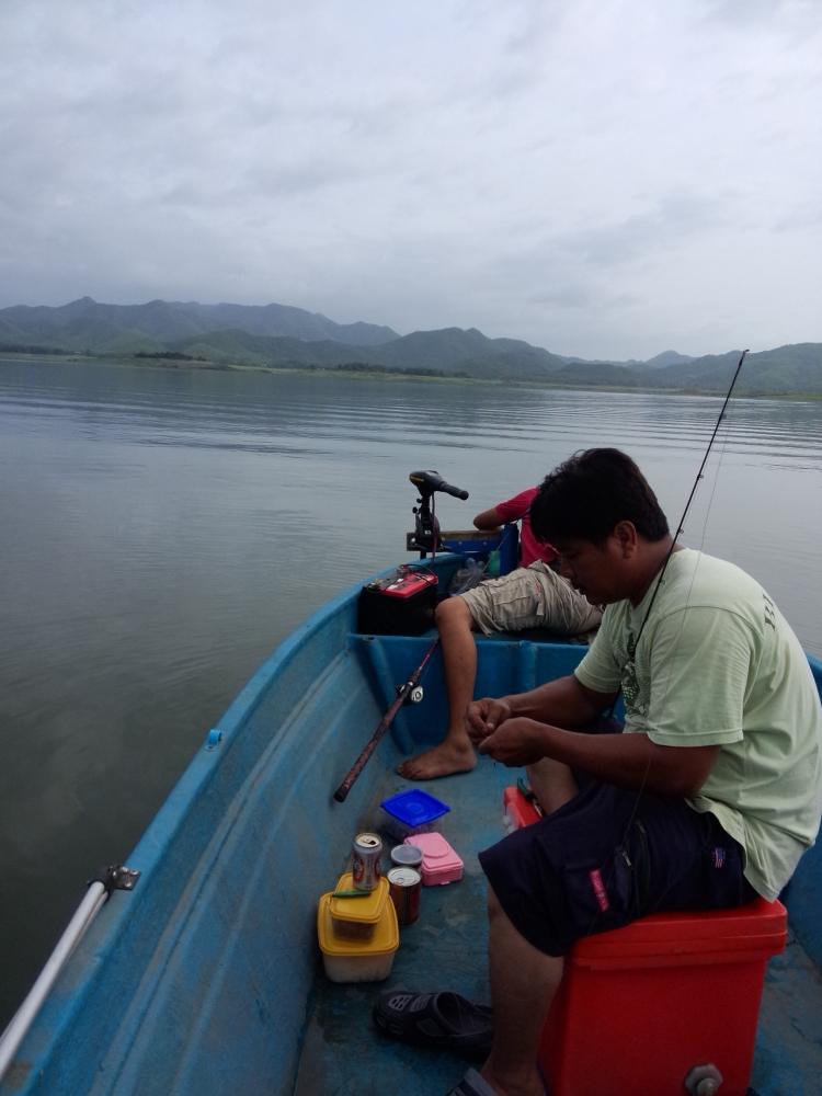 เอาเรือลงไม่ได้ถ่ายไว้ครับเพราะรถไม่ใช่4/4 เลยต้องช่วยกันไม่งั้นเดี๋ยวงานเข้า  ลงเรือเสร็จน้าชัยประก