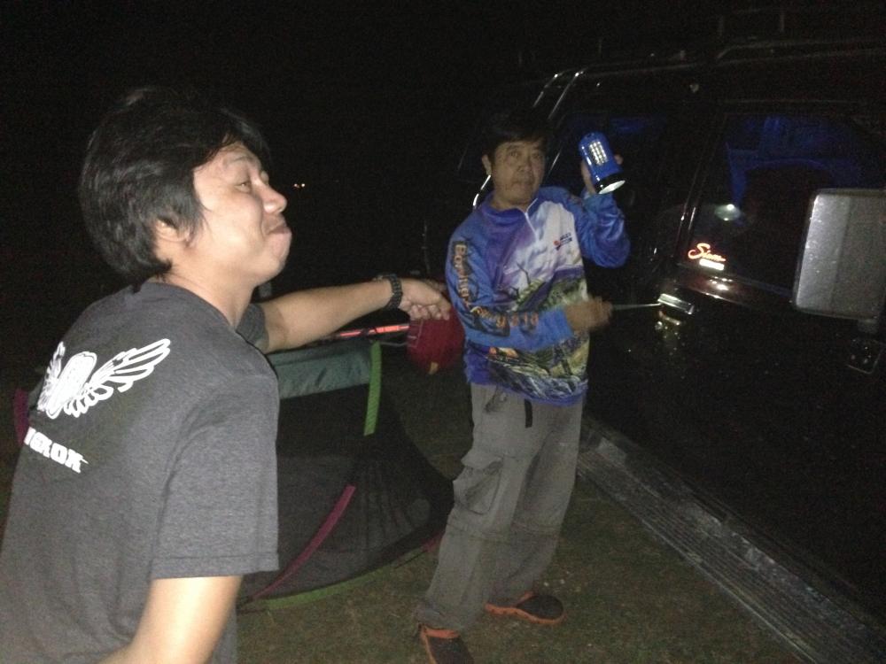 อ๋อ คนเฒ่าขี้ลืม  ลืมกุญแจไว้ในรถ :laughing: :laughing: :laughing:  อีอั๋นชอบใจใหญ่เลย
