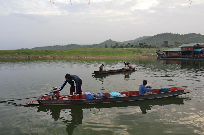  [b]เรือตกปลาออกจากท่าบ้านจะเหลาะรับนักตกปลาหลายลำเลยครับ สร้างรายได้ให้กับ ไต๋เรือ เป็นกอบเป็นกำ ดี